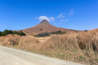 Toprak yol manzaralı dağ manzaralı KZ Natal Midlands yolunda Dargle ve Empendle kırsal tarım manzarası.