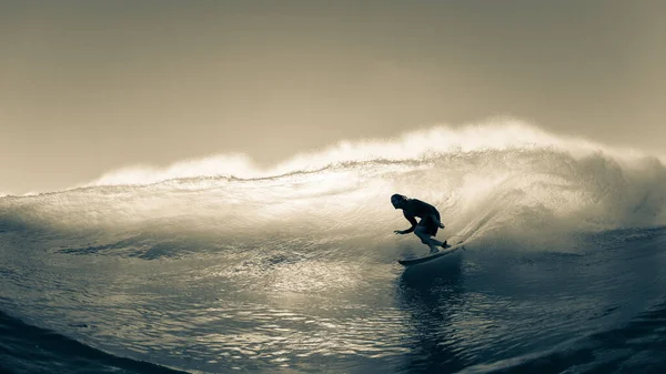 サーフィンサーファー認識できないバックライトウォーターアクションスイミング写真に乗る海の波の朝の光セピア黒の抽象的なトーンを閉じる — ストック写真