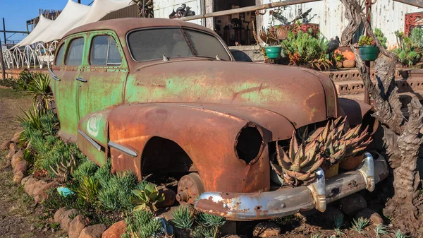 Régi Rusty Autó Vintage Antik Ötvenes Évekből Nincs Kerék Blokkok — Stock Fotó