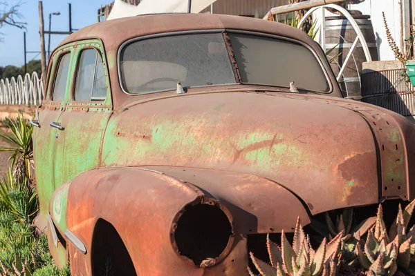 Régi Rusty Autó Vintage Antik Ötvenes Évekből Nincs Kerék Blokkok — Stock Fotó