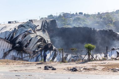 Fabrika yangında kül oldu ve hala harabelerden çıkan dumanlar devam ediyor.