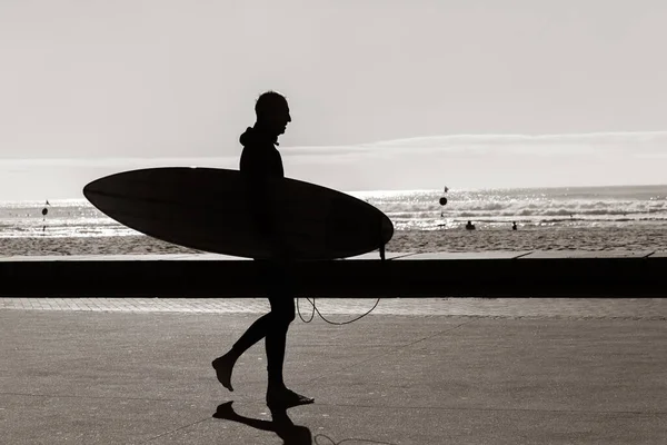 Surfista Silueta Sepia Tono Foto Irreconocible Hombre Paseo Marítimo Rumbo —  Fotos de Stock