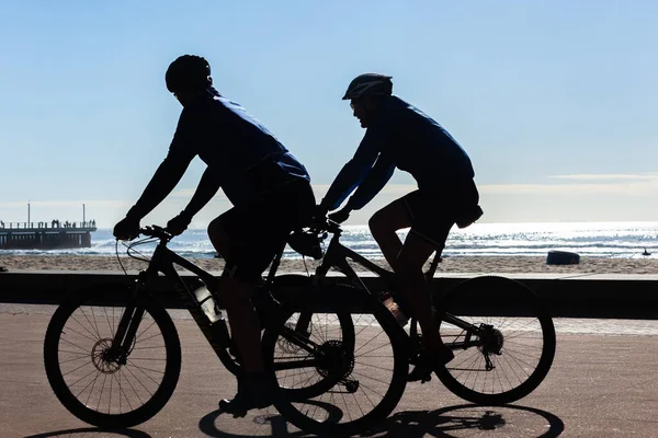 Велосипедные Два Велосипедиста Велосипедах Силуэт Неузнаваемых Мужчин Катающихся Велосипедах Набережной — стоковое фото