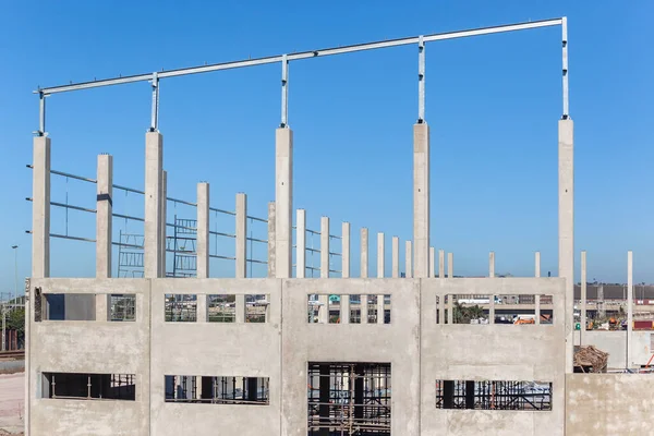 Construção Novo Edifício Armazém Fábrica Meio Caminho Pylons Paredes Concreto — Fotografia de Stock