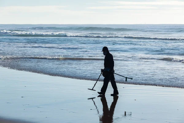 Homem Caçador Tesouros Irreconhecível Silhueta Andando Praia Oceano Ondas Waterline — Fotografia de Stock