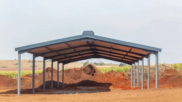 New Shed Open Barn Steel Meatl Roof Structure Open Field — Stock Photo, Image