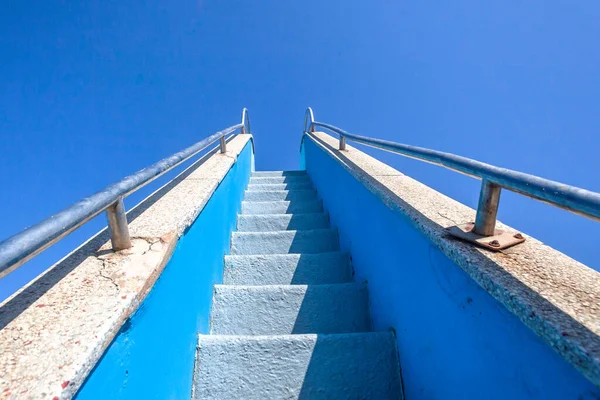 Narrow Steps Upwards Stainless Steel Handrails Blue Sky Public Swimming — Stock Photo, Image
