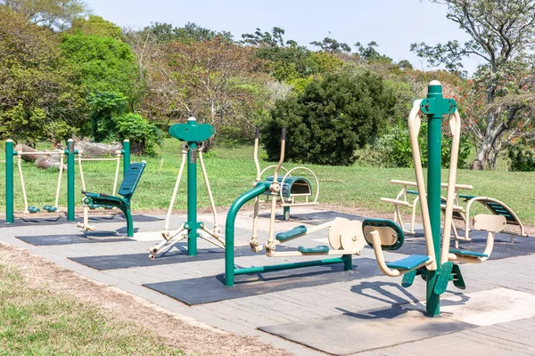 Gimnasio Aparatos Fitness Máquinas Para Entrenamiento Público Estilo Vida Para —  Fotos de Stock