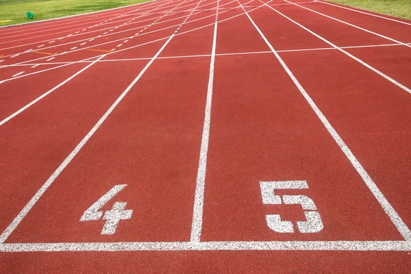 atletik yüz metre başlangıç çizgisinde