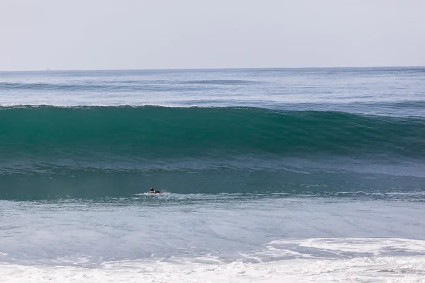 Surfing Surfer Escape Wave — Stock Photo, Image