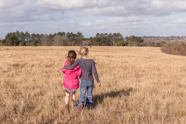 genç kızların tabiatı keşfetmek