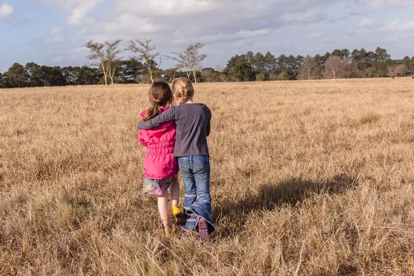 Les jeunes filles explorent la réserve naturelle — Photo