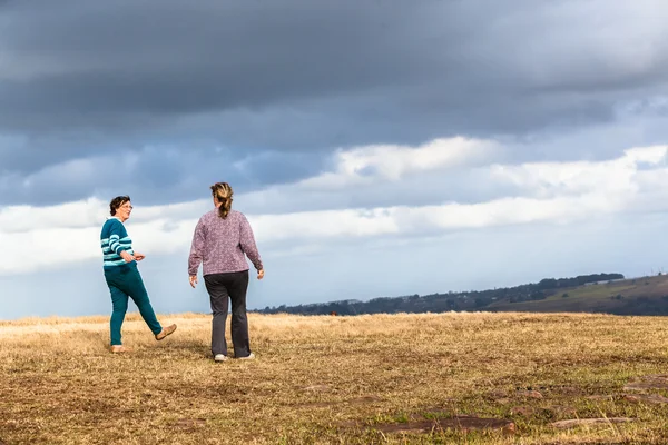 Mujer Walking Away Hablar al aire libre — Foto de Stock