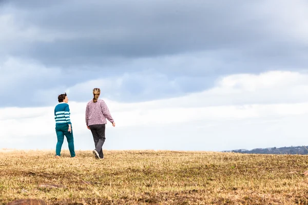 Frauen gehen weg und reden im Freien — Stockfoto