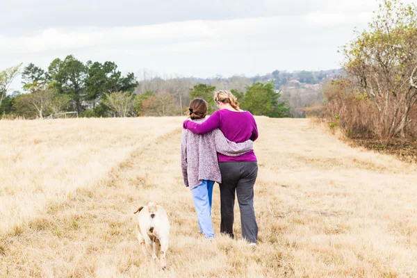 Madre hija caminando abrazándose al aire libre —  Fotos de Stock