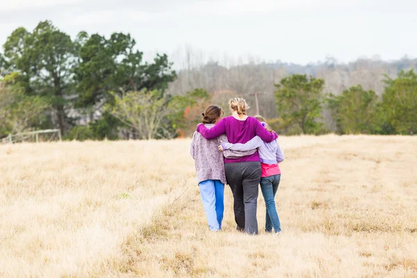 Madre Figlie che camminano abbracciandosi all'aperto — Foto Stock