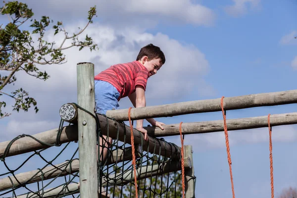 Chlapec hřiště síťovina — Stock fotografie