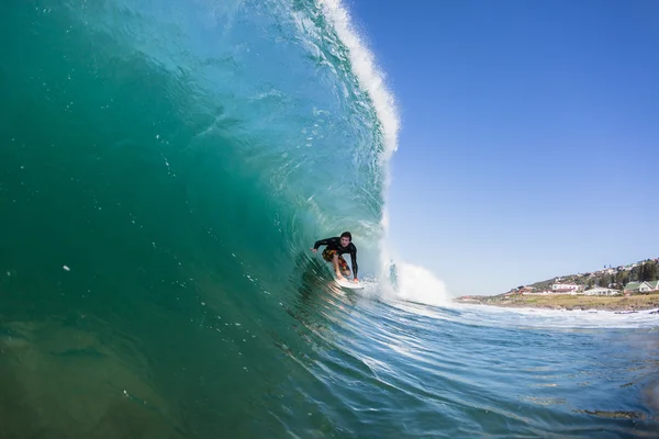 Surfer Cavalcata d'onda cava — Foto Stock