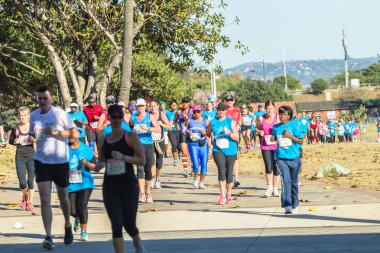 maraton eylem çalışan kızlar