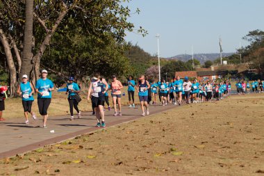 maraton eylem çalışan kızlar