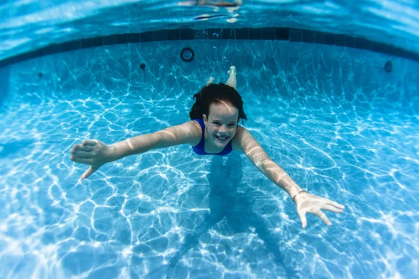 Ragazza subacquea piscina estate — Foto Stock