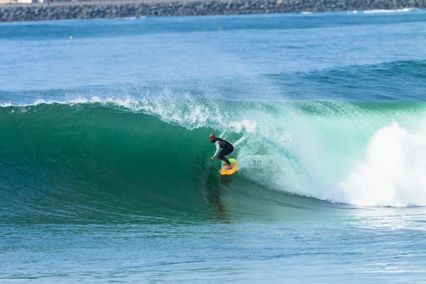 Surfování surfař trubice jízda vlna — Stock fotografie