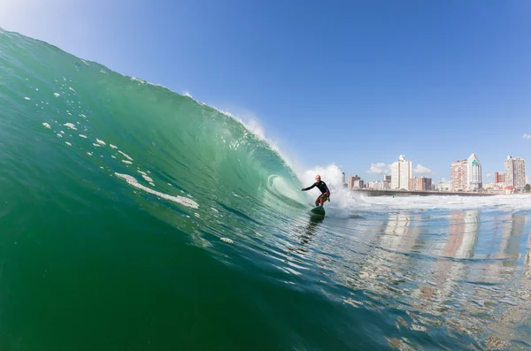 Surfer reitet Welle durban — Stockfoto