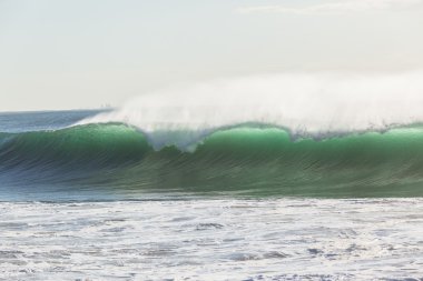 okyanus dalgası dik