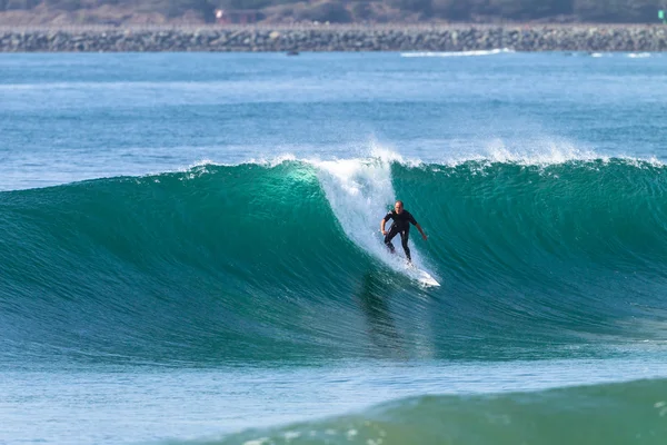 Surfing börjar rida våg — Stockfoto