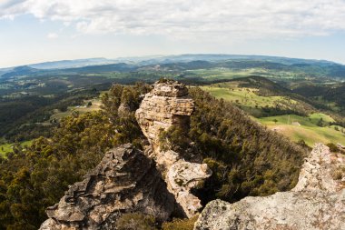 Kayalık çıkıntıya dağ Vadisi manzara