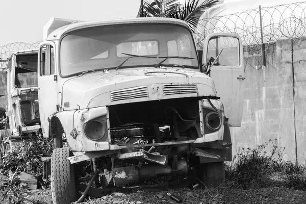 Caminhões Veículos Abandonados Desmantelados Preto Branco Vintage — Fotografia de Stock