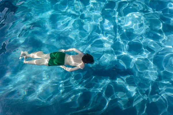 Ragazzo piscina subacquea — Foto Stock