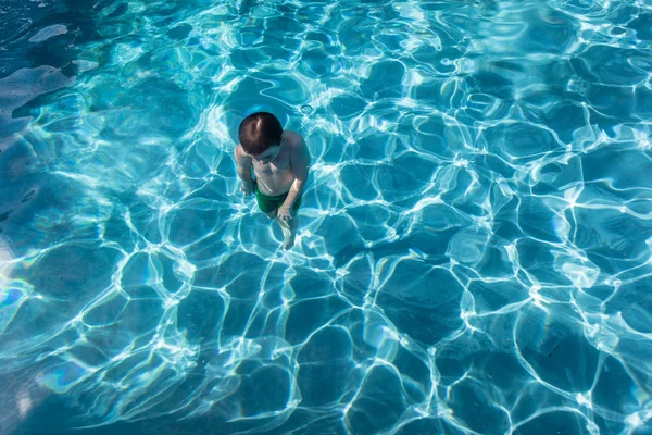 Garçon piscine sous-marine — Photo