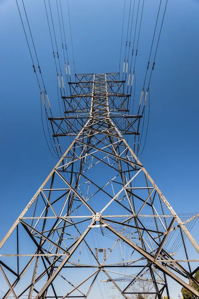 Linhas de energia elétrica torre — Fotografia de Stock