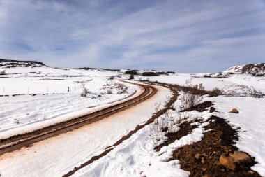 Toprak yol parça kar dağlar