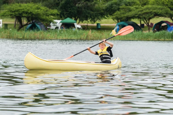 Presa de Boy Canoeing —  Fotos de Stock