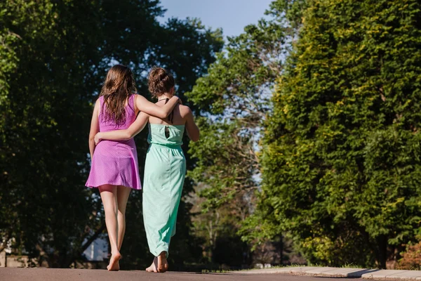 Adolescent filles marchant parler — Photo