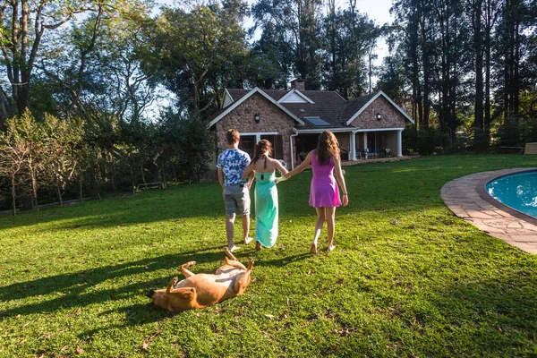 Adolescente chico niñas perro caminar casa —  Fotos de Stock