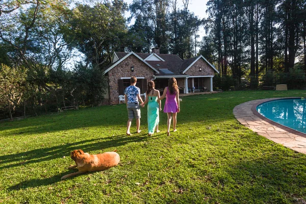 Adolescente chico niñas perro caminar casa — Foto de Stock