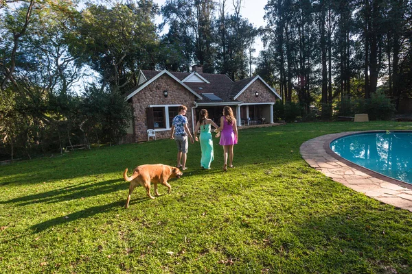 Adolescente chico niñas perro caminar casa — Foto de Stock