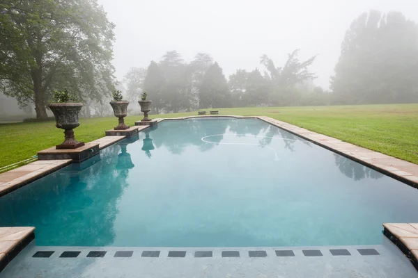 Κολύμπι πισίνα σπίτι ομίχλη — Φωτογραφία Αρχείου