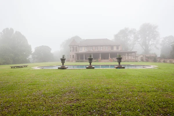 Mansion Home Mist Pool Landscape — Stock Photo, Image