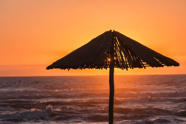 Beach Wood Umbrella Silhouetted Sunrise — Stock Photo, Image