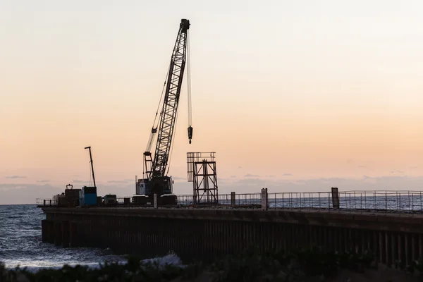 Bau Strand Pier Kran Morgendämmerung — Stockfoto