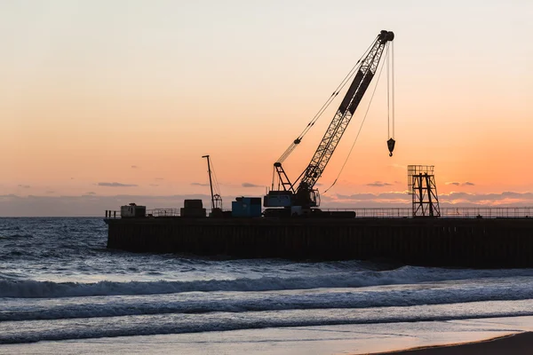 Construção Praia Pier Crane Dawn — Fotografia de Stock