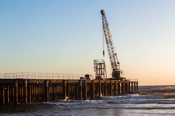 Costruzione Spiaggia Pier Crane Dawn — Foto Stock
