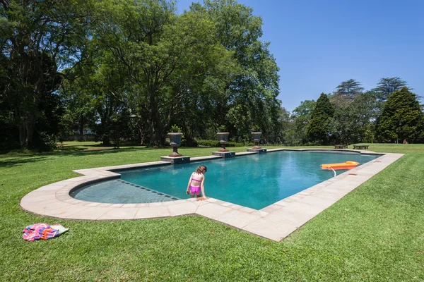 Piscine fille été — Photo