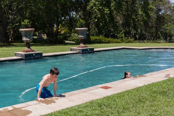 Garçon fille piscine été — Photo