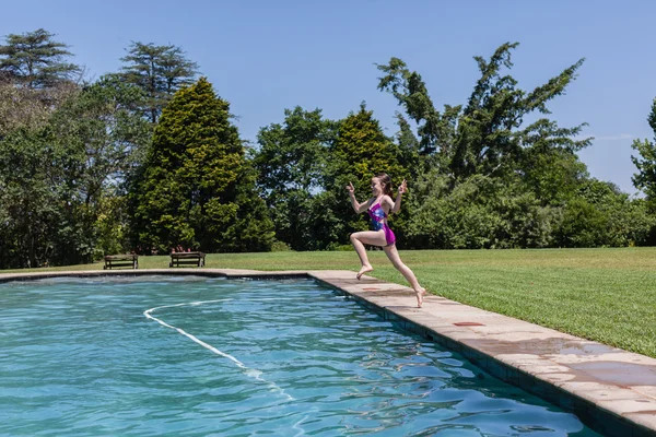 Flickan hoppar dopp Pool — Stockfoto