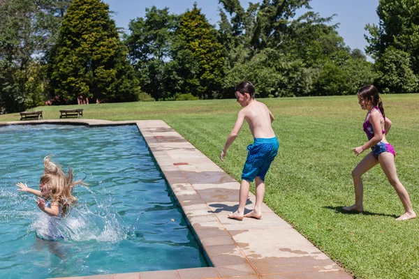 Αγόρι κορίτσι πισίνα καλοκαίρι — Φωτογραφία Αρχείου